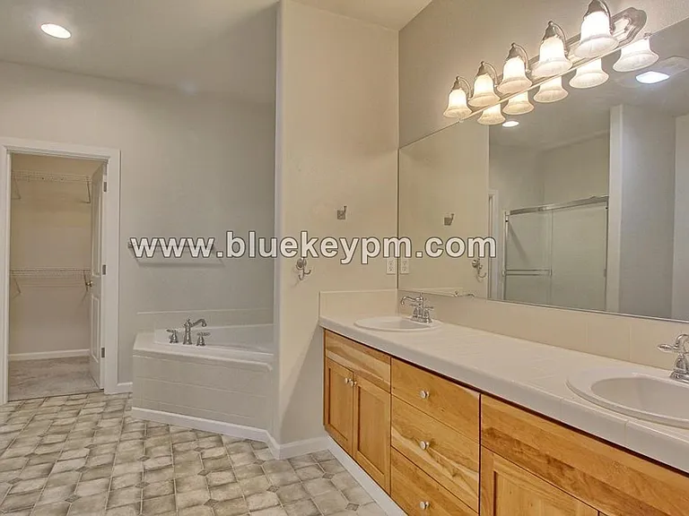 907 N 9th Way — Photo 9