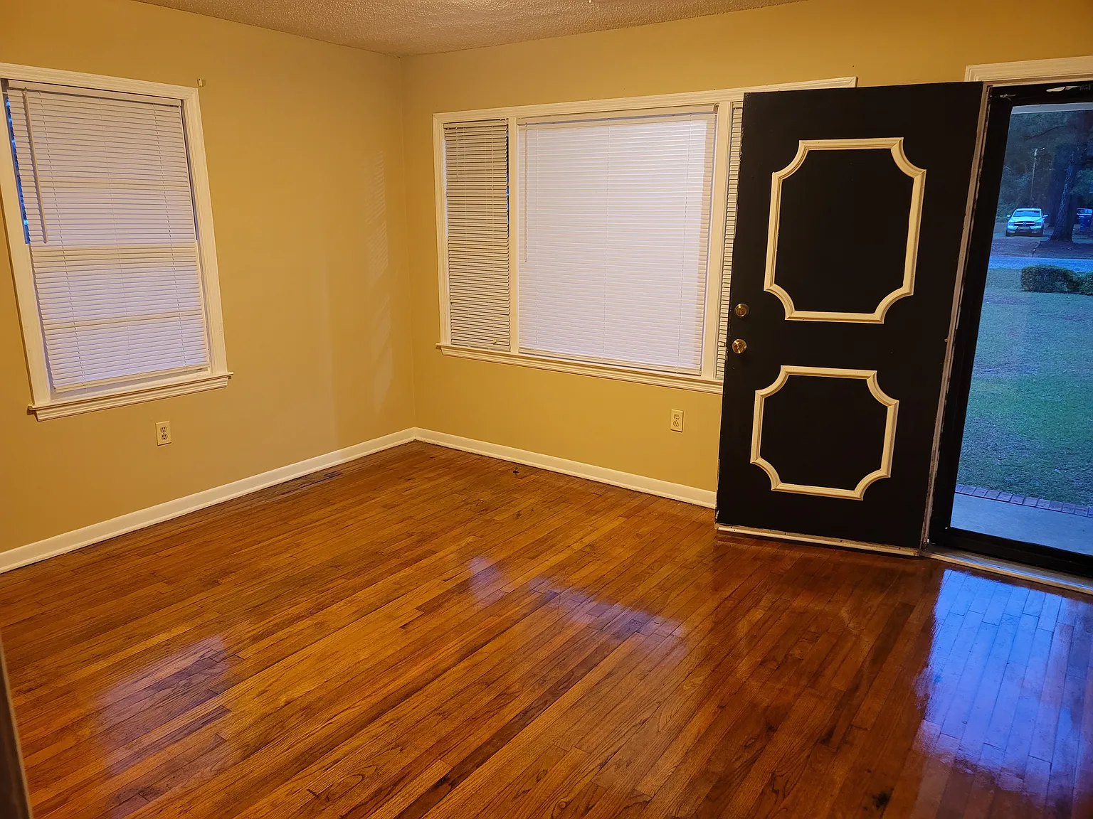 157 Pringle Dr — Photo 3