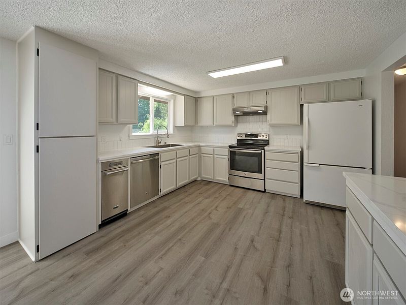 4th image of 209 Sunset Drive