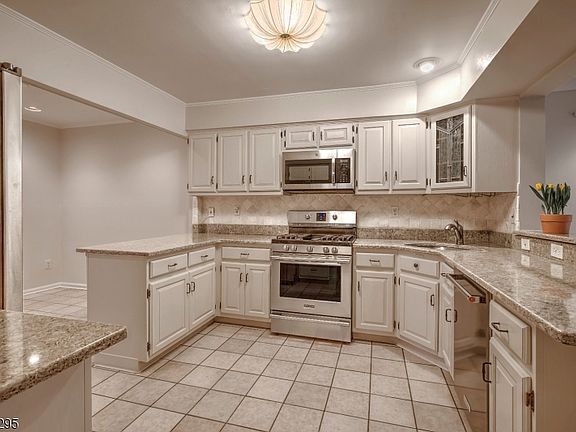 3rd image of 6 Essex Dr