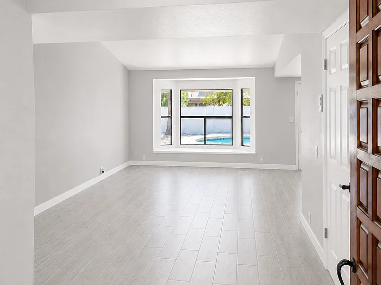 6714 E Paradise Ln — Photo 2