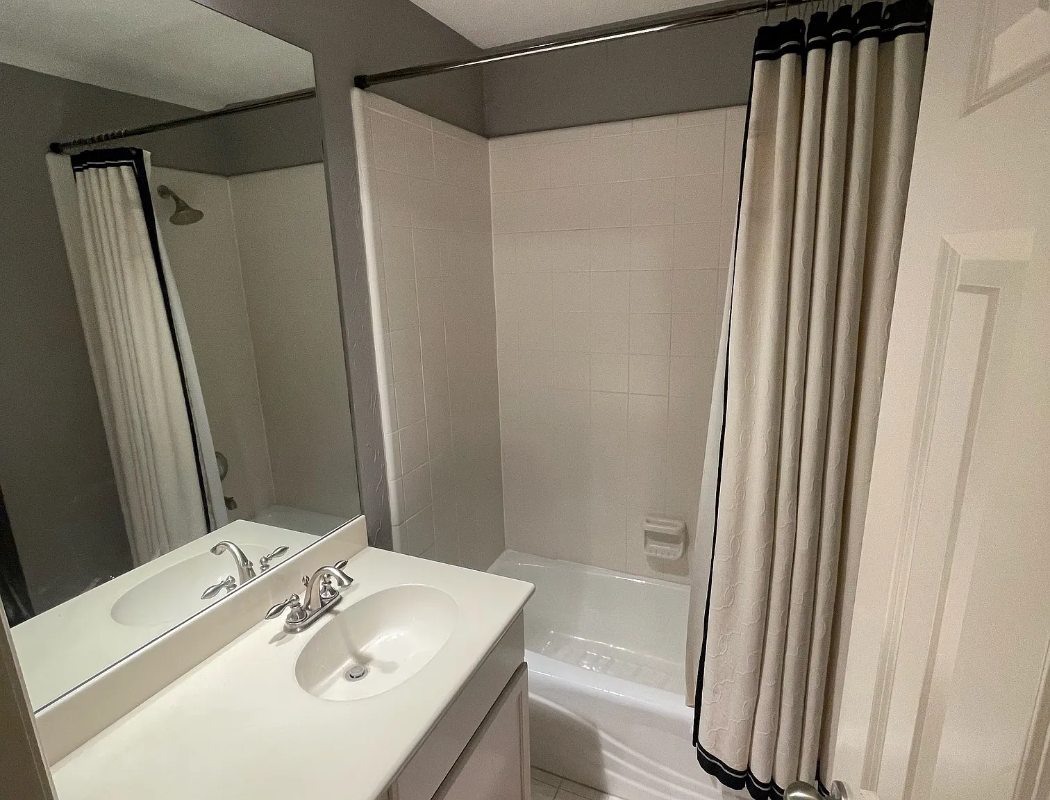 3 bed, 2072 sqft, $3,200 — Photo 4