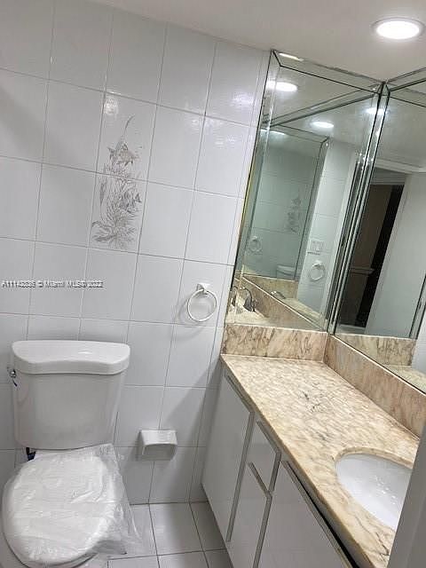 1st image of 5401 Collins Ave APT 833