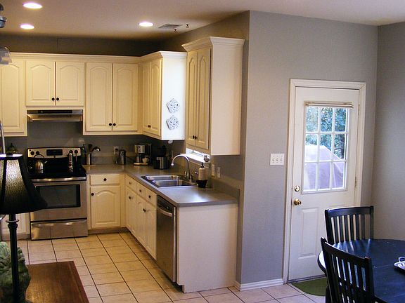 Combined breakfast and kitchen area