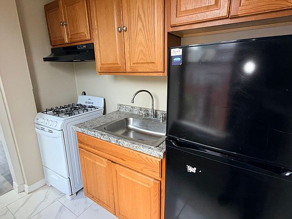 2nd image of 144 Mercer St #2A
