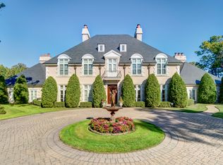 417 N Mayflower Rd, Lake Forest, IL 60045