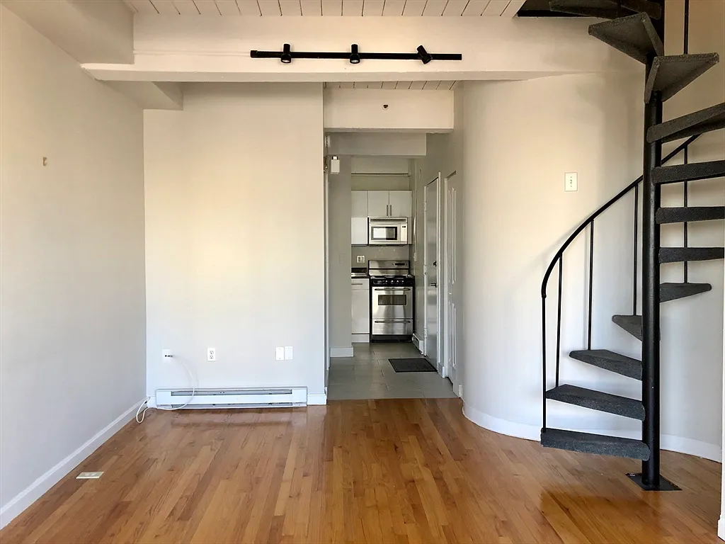 2 bed, 1.5 bath, 647 sqft, $3,950 — Photo 4
