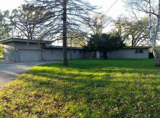 8730 Shore Dr, Machesney Park, IL 61115