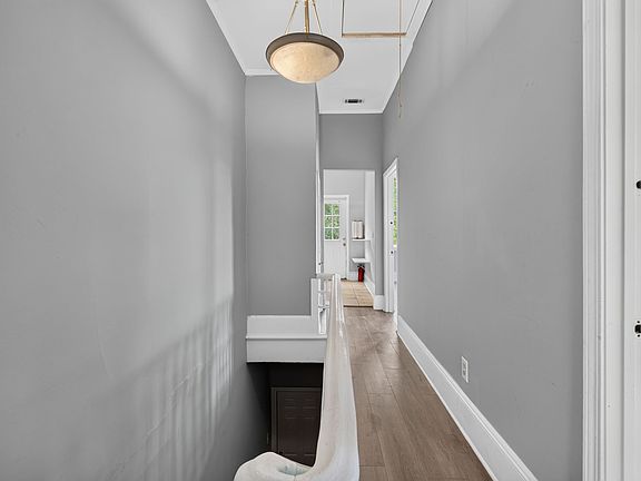 5th image of 1421 Barnard St #B