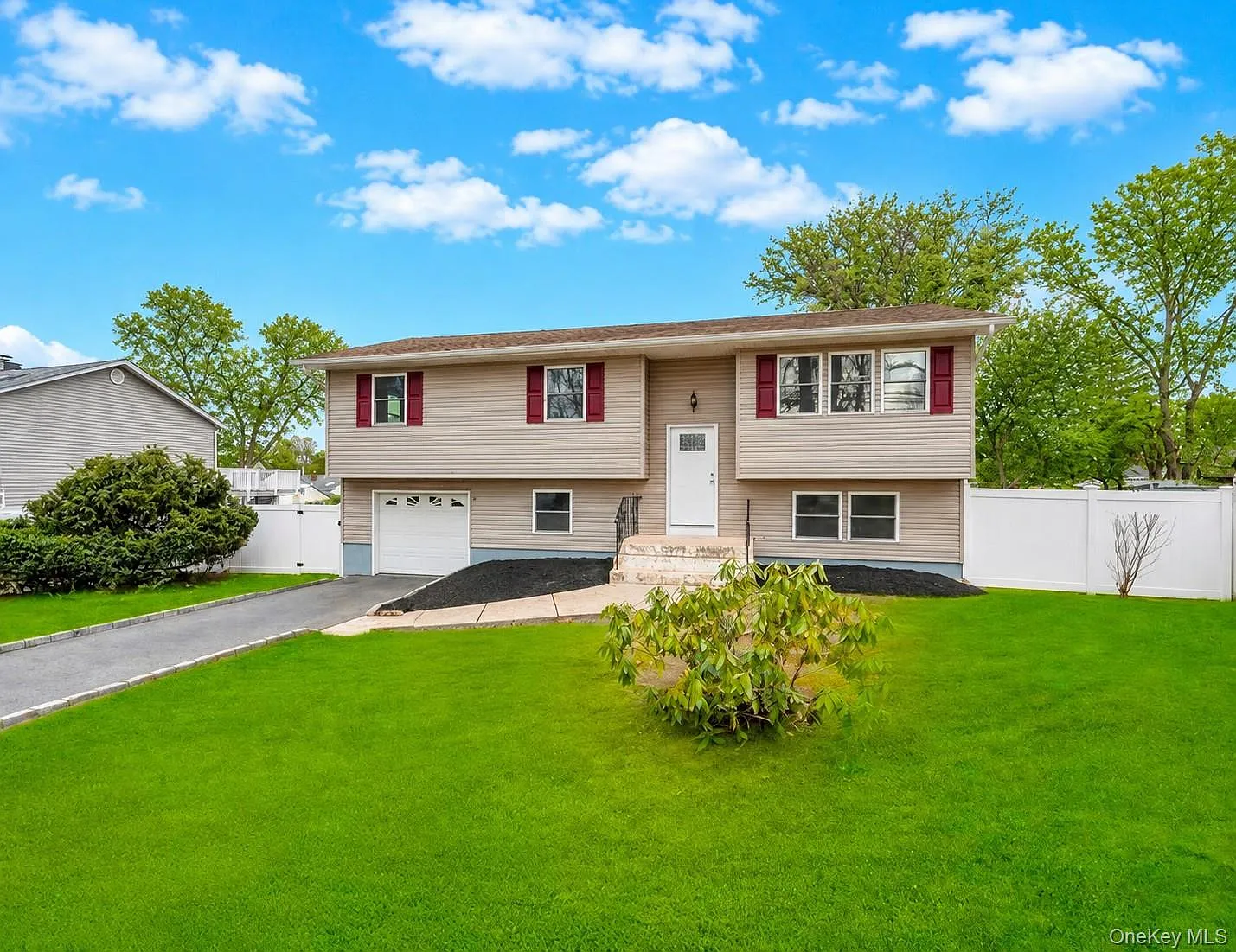 5 bed, 2.0 bath, 13240 sqft, $6,500 — Photo 3