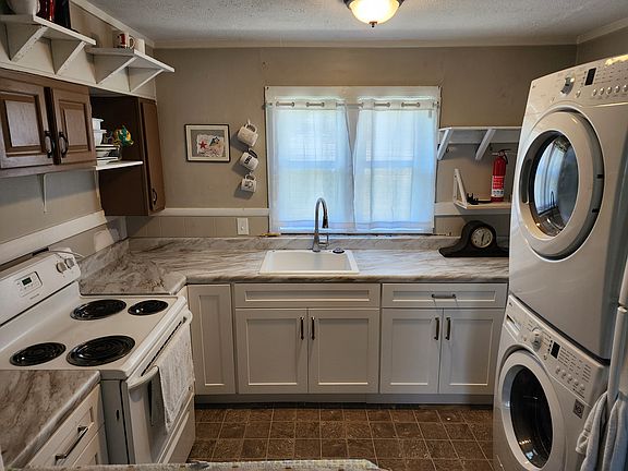 3rd image of 100 Waltham Ln