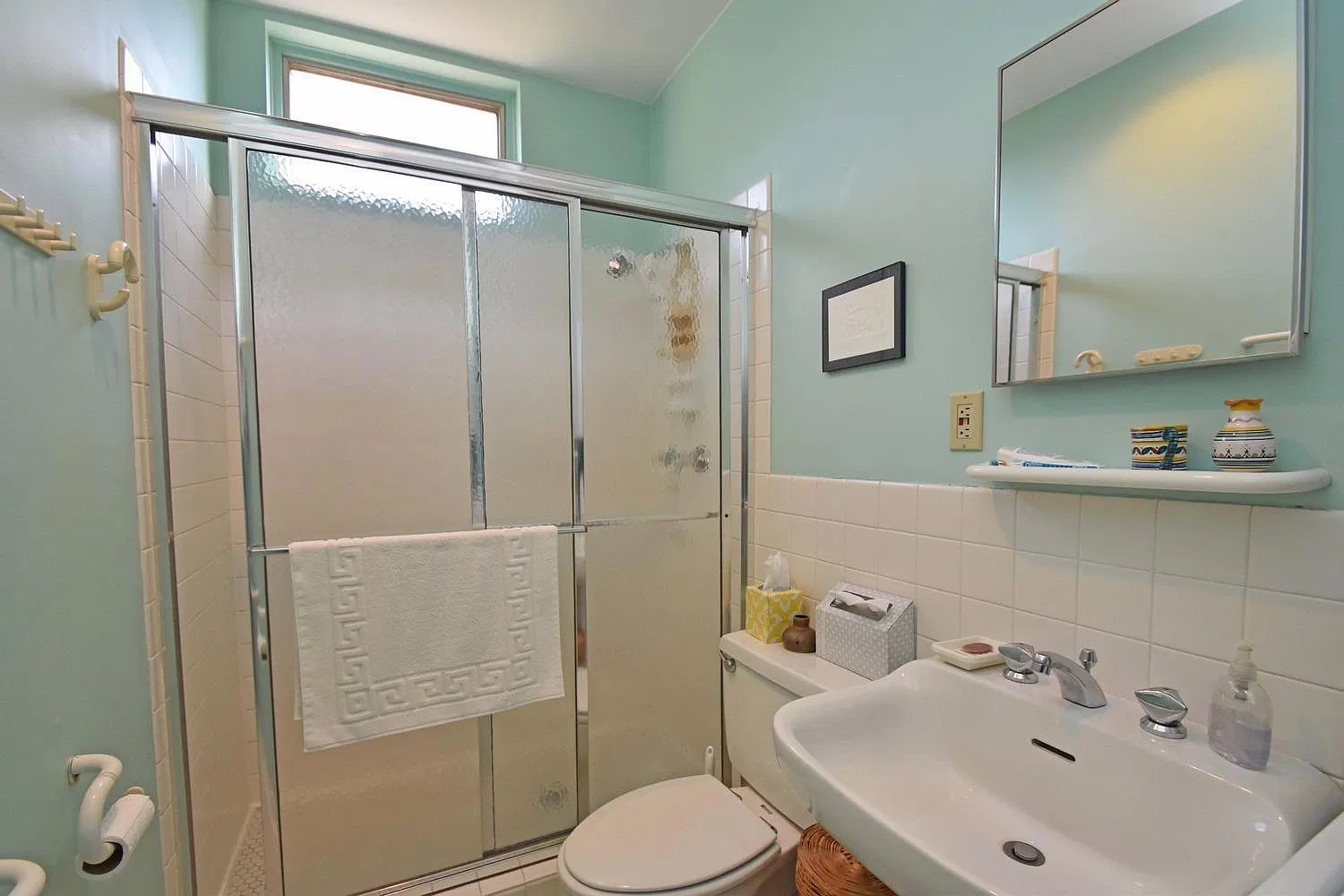 4 bed, 2400 sqft, $3,200 — Photo 3