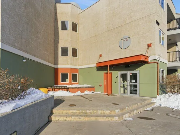 69 E Springborough Ct SW #210, Calgary, AB T3H 5V5