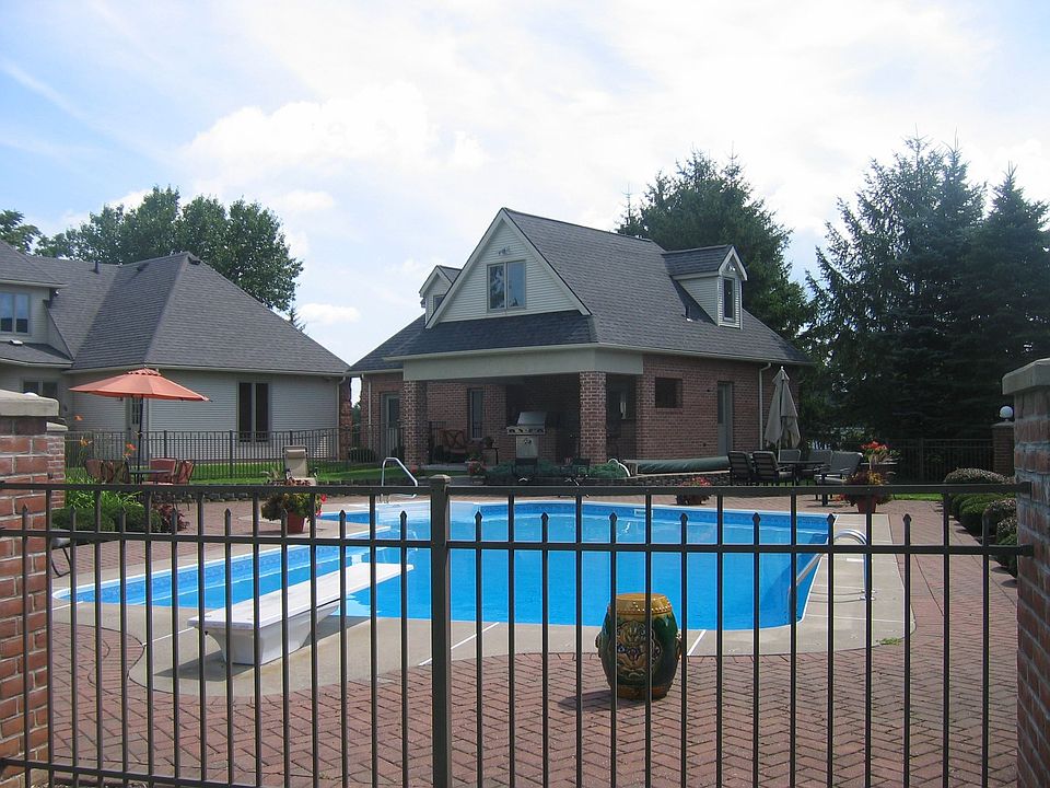 pool with cabana