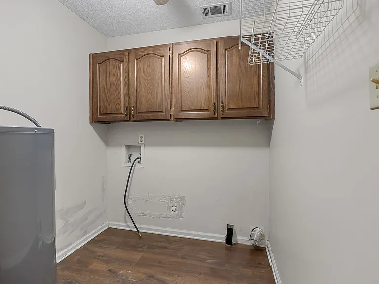 300 Davis Rd — Photo 20