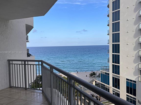 4th image of 17375 Collins Ave #905