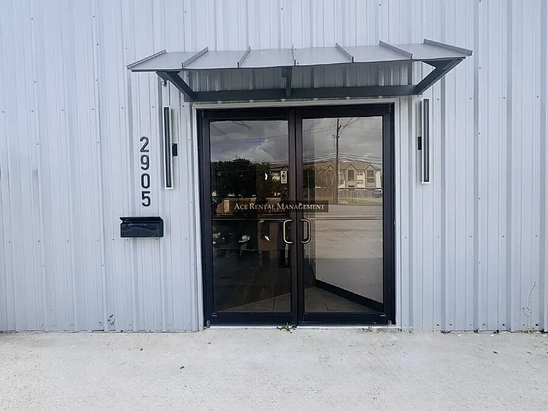 2905 Nederland Ave — Photo 2