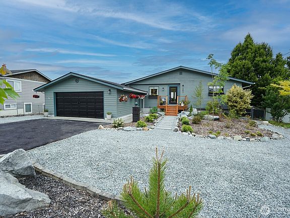 5th image of 1083 N Vista Del Monte Street