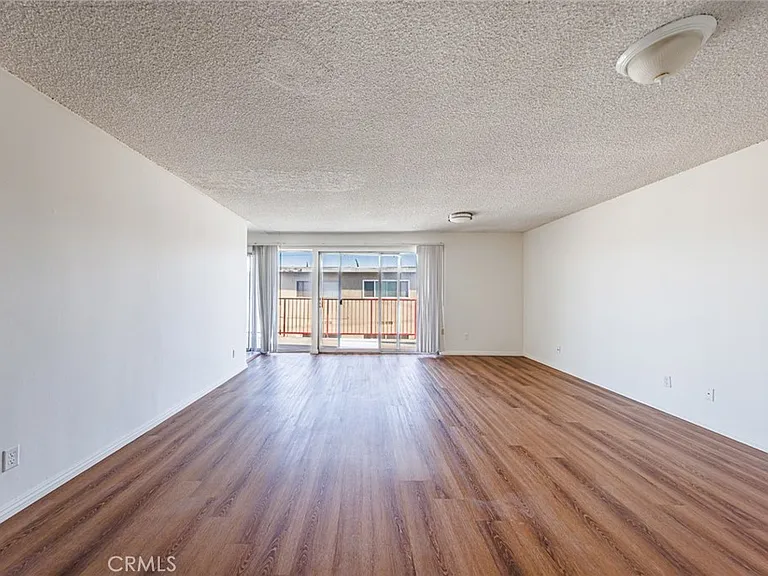810 E Grand Ave — Photo 10