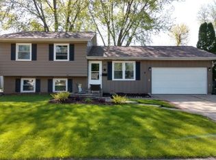 3670 El Dorado Dr, Bettendorf, IA 52722