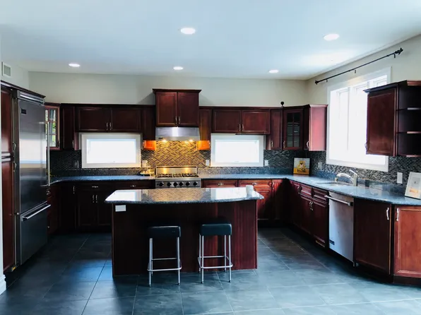 1259 N Country Rd, Stony Brook, NY 11790