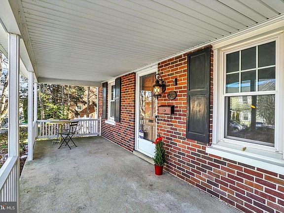 3rd image of 1274 W Poplar St