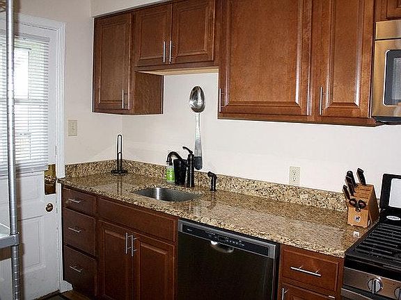 3rd image of 1658 Northwest Blvd