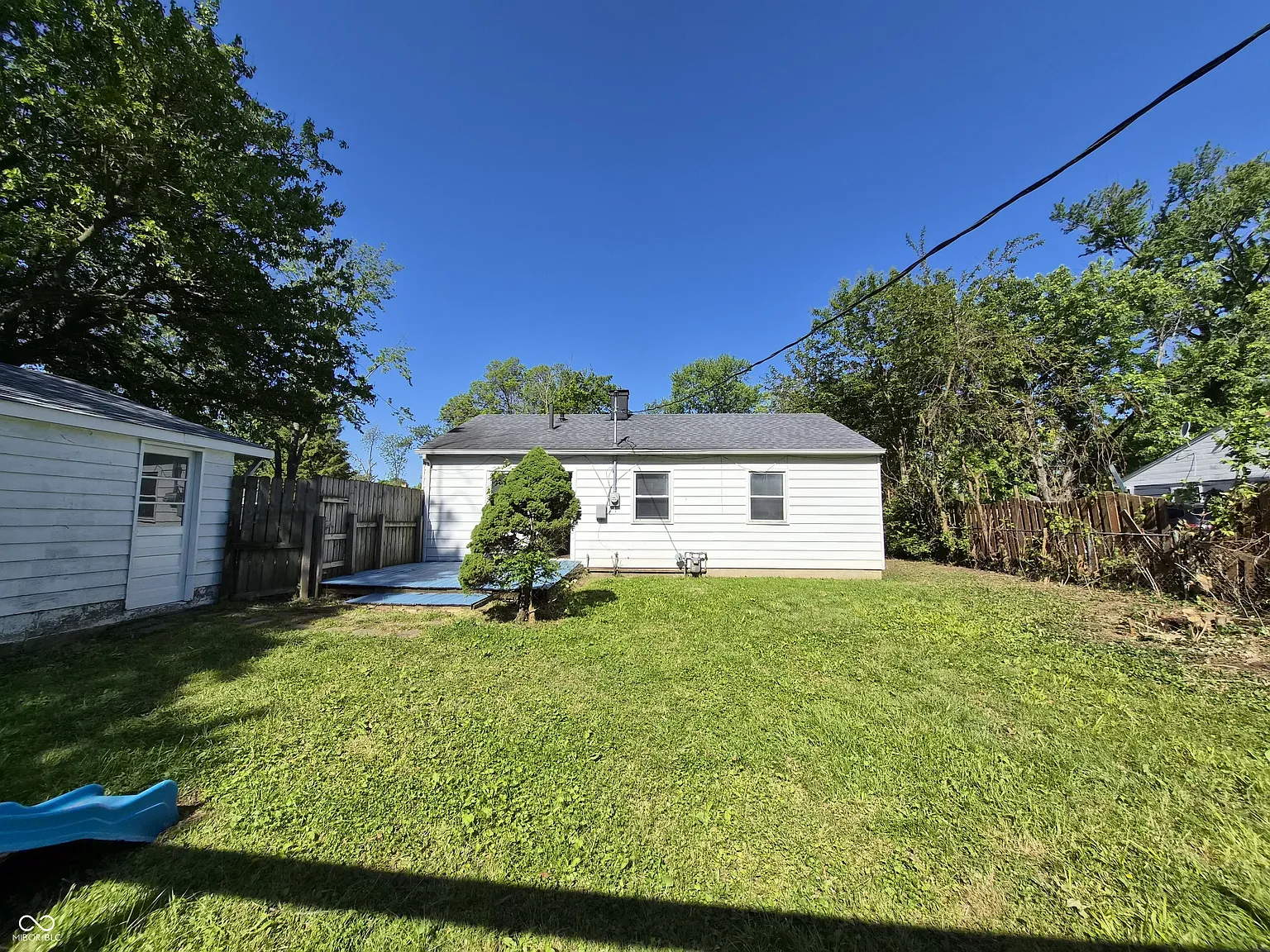 3 bed, 1.0 bath, 816 sqft, $1,600 — Photo 3