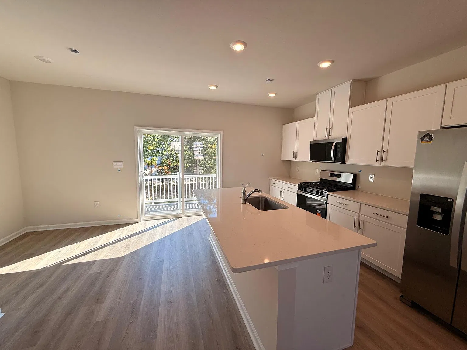 3 bed, 1962 sqft, $2,899 — Photo 3