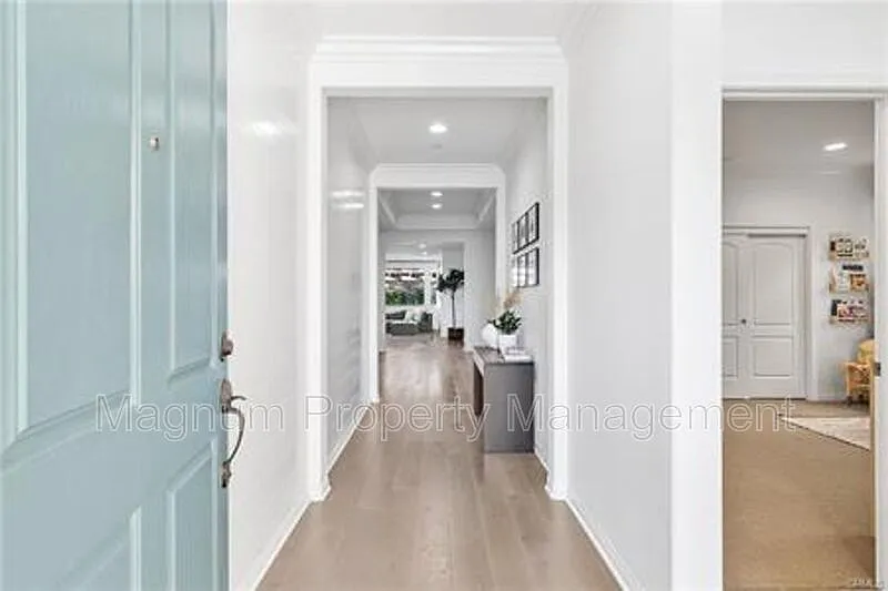 4 bed, 4.0 bath, 2402 sqft, $3,995 — Photo 2