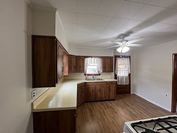 3rd image of 310 Pine Avenue