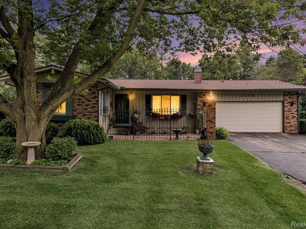1175 Tremma St, Grand Blanc, MI 48439