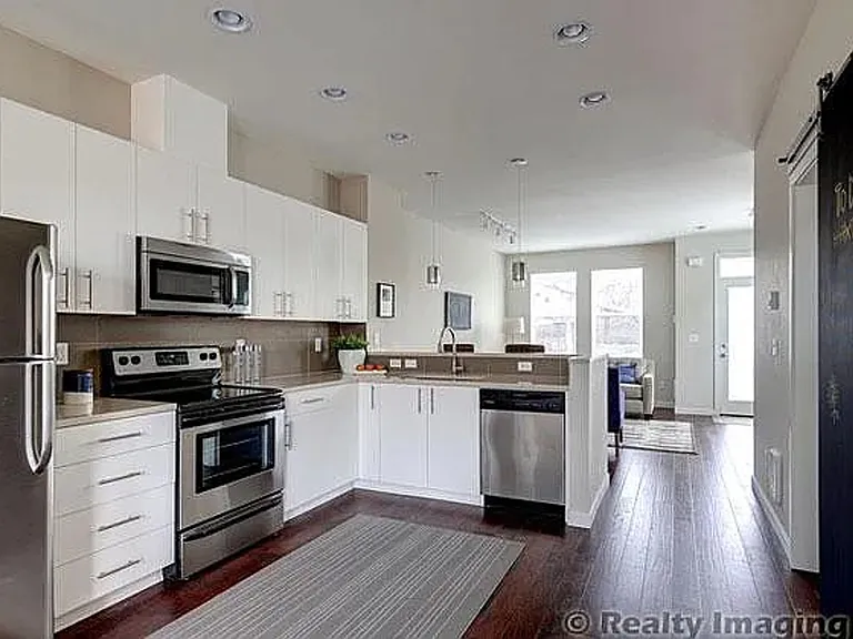 Axis PDX Apartments — Photo 2