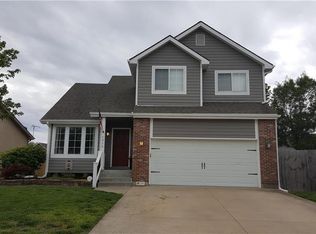 1316 Pin Oak Cir, Ottawa, KS 66067