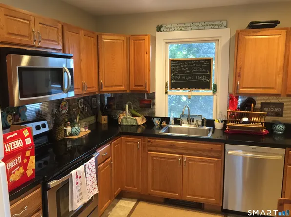 8 Lincoln Ave APT 2, Pawcatuck, CT 06379