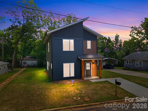 3rd image of 215 Green St