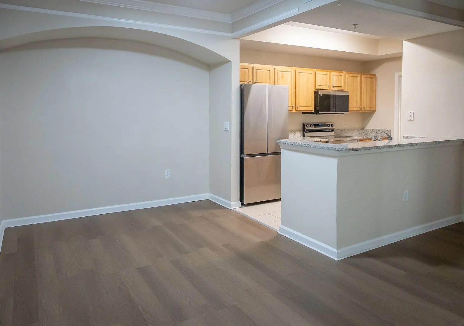 Available for Immediate Move in! Gorgeous 1 Bedroom Condo with Garage! — Photo 4
