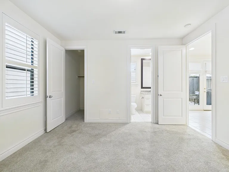 11025 Sherwood Grv — Photo 8
