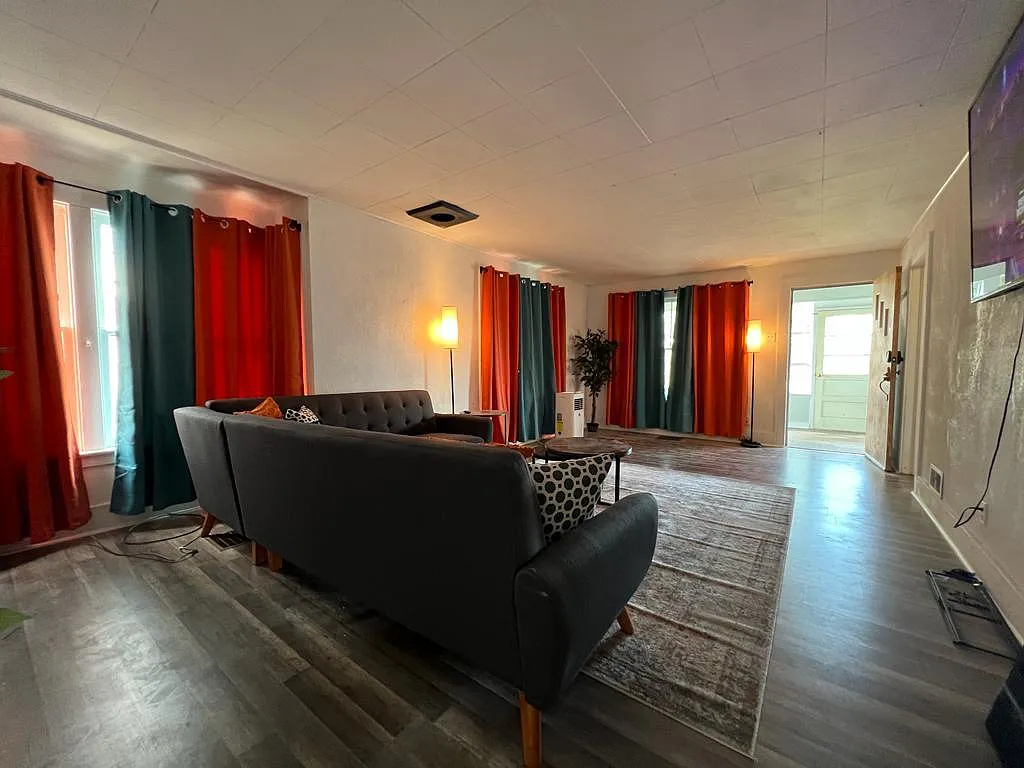 3 bed, 1537 sqft, $1,200 — Photo 2