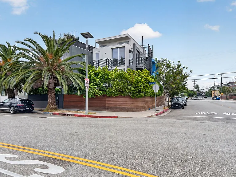 404 Grand Blvd — Photo 32