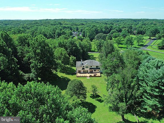 3rd image of 210 Donmore Dr