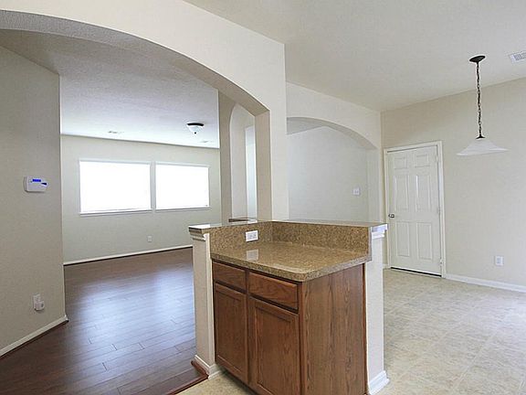 5th image of 1606 Claremont Garden Cir