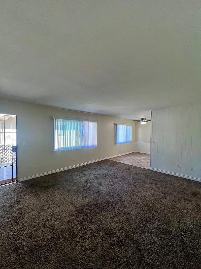 North Park - Large 2br/1ba Upper Unit W/Parking+Coin Laundry — Photo 4