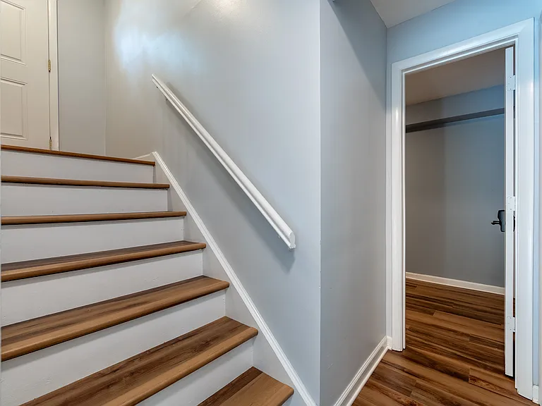 208 Huntington Ln — Photo 15
