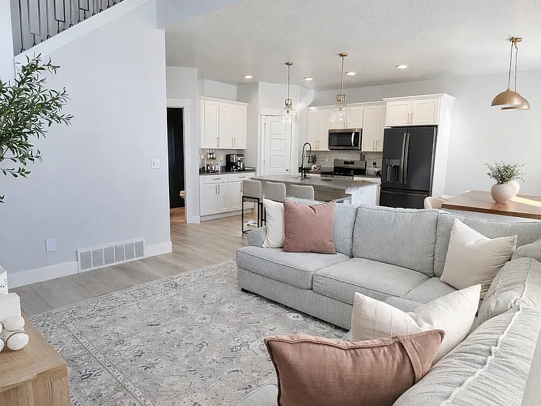 1749 W Newcastle Ln — Photo 2