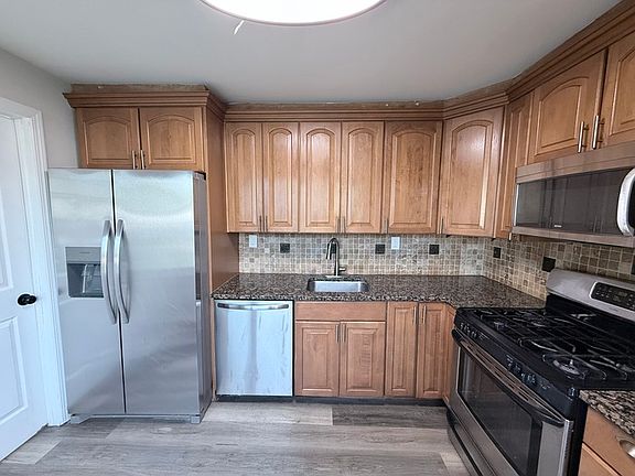 3rd image of 40 Eisenhower Dr