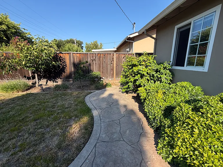 1695 Merrill Dr — Photo 23