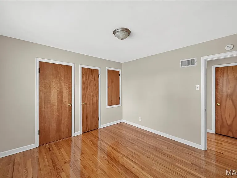 105 N Elm St — Photo 16