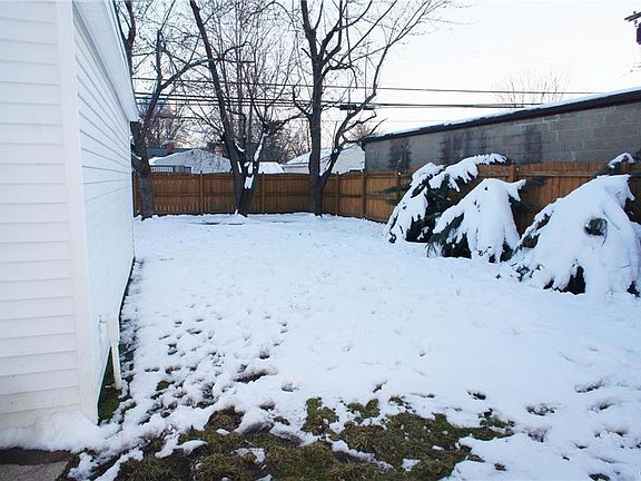 4th image of 423 Moore Ave