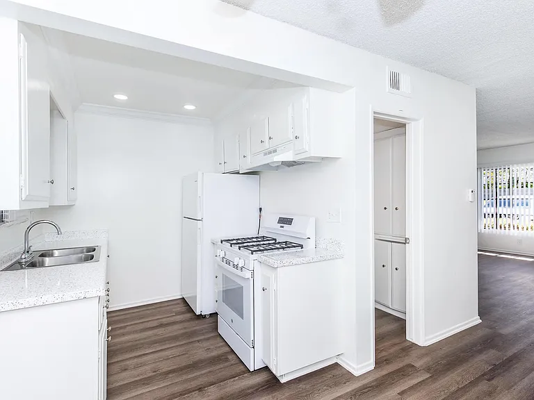 Buena La Vista Apartment Homes — Photo 50